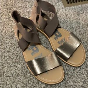 Sorel sandals size 10